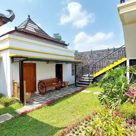 Pool Villa Saung Suluh Purwokerto Extérieur photo